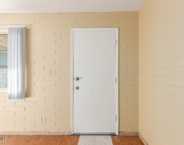 320 N 20th Avenue - Photo Thumbnail 3