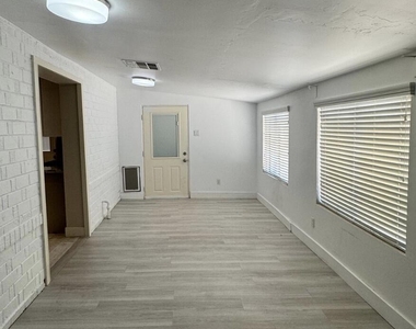 2225 W Whitton Avenue - Photo Thumbnail 3