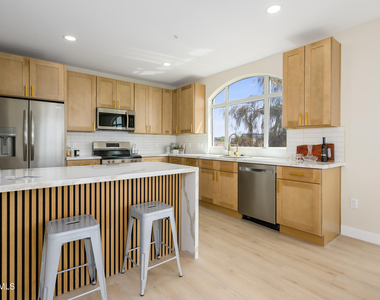 1081 W 1st Street - Photo Thumbnail 5