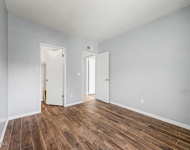 803 E Cochise Drive - Photo Thumbnail 17