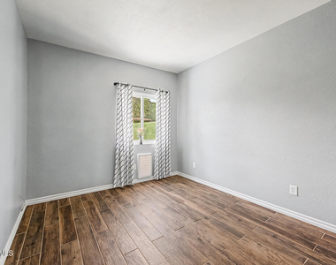803 E Cochise Drive - Photo Thumbnail 16