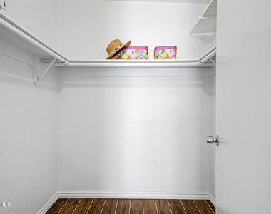803 E Cochise Drive - Photo Thumbnail 14