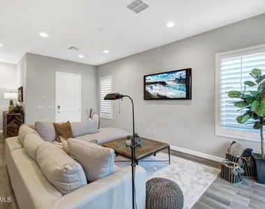 1825 N 43rd Terrace - Photo Thumbnail 5