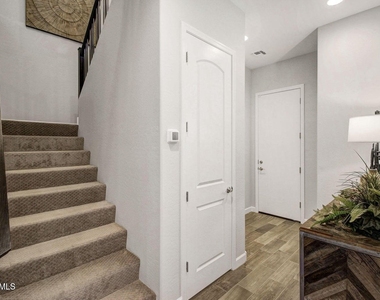 1825 N 43rd Terrace - Photo Thumbnail 6