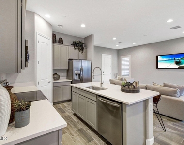 1825 N 43rd Terrace - Photo Thumbnail 4