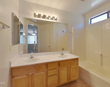 6923 S 50th Drive - Photo Thumbnail 8