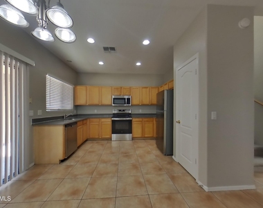 6923 S 50th Drive - Photo Thumbnail 5