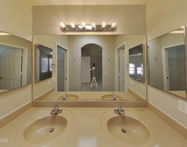 10508 W Coronado Road - Photo Thumbnail 7