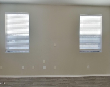 41618 W Avella Drive - Photo Thumbnail 3