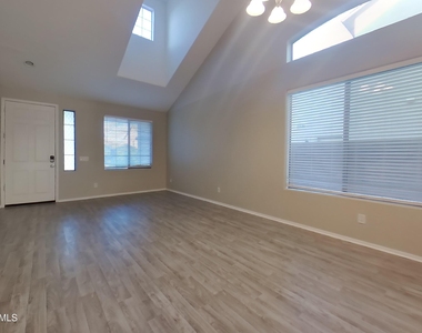 41618 W Avella Drive - Photo Thumbnail 2