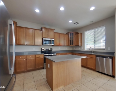 41618 W Avella Drive - Photo Thumbnail 6
