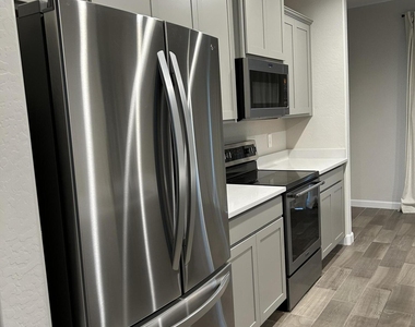 1255 N Arizona Avenue - Photo Thumbnail 7