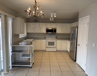 128 W Oxford Lane - Photo Thumbnail 3