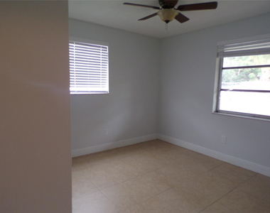 1505 N 57th Terrace - Photo Thumbnail 14