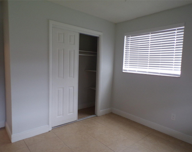 1505 N 57th Terrace - Photo Thumbnail 15