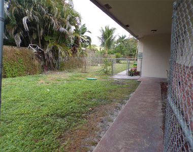 1505 N 57th Terrace - Photo Thumbnail 2