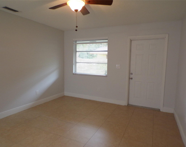 1505 N 57th Terrace - Photo Thumbnail 4
