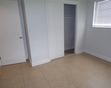 1505 N 57th Terrace - Photo Thumbnail 17