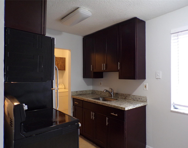 1505 N 57th Terrace - Photo Thumbnail 8