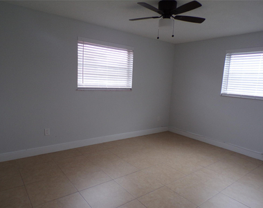 1505 N 57th Terrace - Photo Thumbnail 12