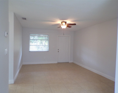 1505 N 57th Terrace - Photo Thumbnail 5