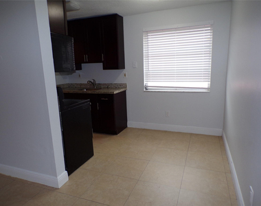 1505 N 57th Terrace - Photo Thumbnail 10