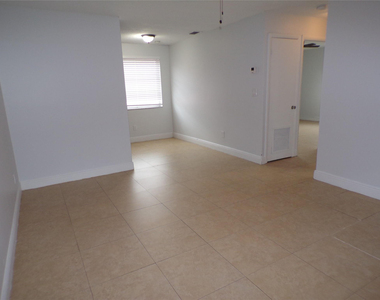 1505 N 57th Terrace - Photo Thumbnail 6