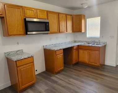 2602 E Southgate Avenue - Photo Thumbnail 3