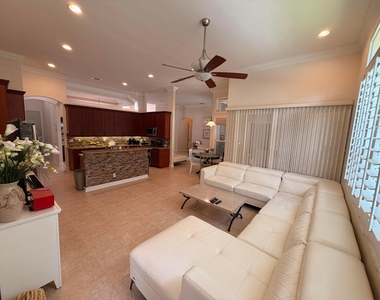 403 Nw Lyndhurst Court - Photo Thumbnail 15