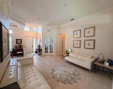 403 Nw Lyndhurst Court - Photo Thumbnail 5