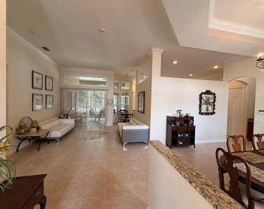 403 Nw Lyndhurst Court - Photo Thumbnail 2