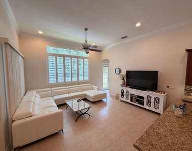 403 Nw Lyndhurst Court - Photo Thumbnail 17