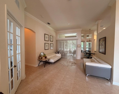 403 Nw Lyndhurst Court - Photo Thumbnail 3