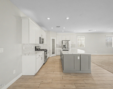 11466 S 176th Drive - Photo Thumbnail 9