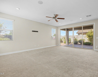 11466 S 176th Drive - Photo Thumbnail 6