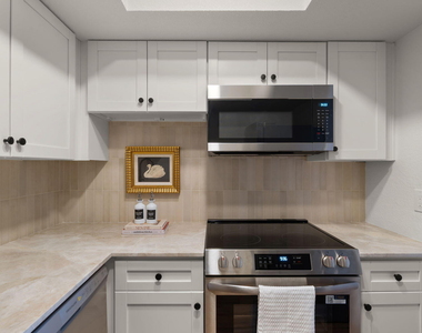 8649 E Royal Palm Road - Photo Thumbnail 7