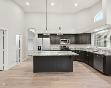 9941 W Tonopah Drive - Photo Thumbnail 11