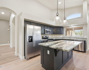 9941 W Tonopah Drive - Photo Thumbnail 10