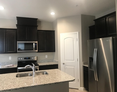 1255 N Arizona Avenue - Photo Thumbnail 2
