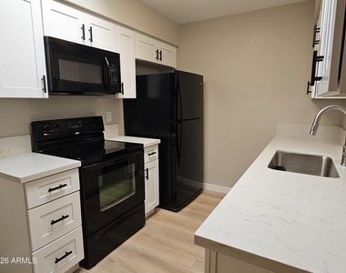520 W Hononegh Drive - Photo Thumbnail 5