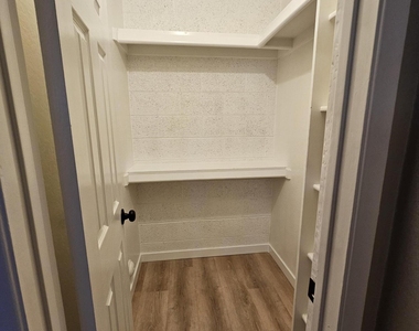 520 W Hononegh Drive - Photo Thumbnail 19