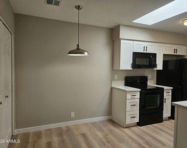 520 W Hononegh Drive - Photo Thumbnail 8