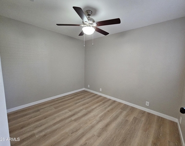 520 W Hononegh Drive - Photo Thumbnail 11