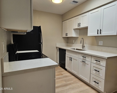 520 W Hononegh Drive - Photo Thumbnail 7