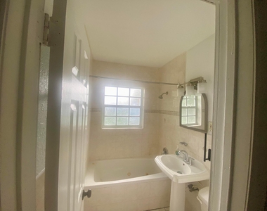1036 Nw 11th Place - Photo Thumbnail 5