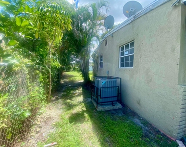 1036 Nw 11th Place - Photo Thumbnail 3