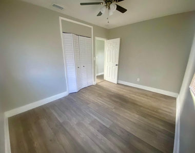 1036 Nw 11th Place - Photo Thumbnail 10