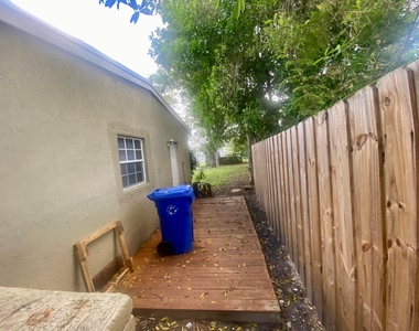 1036 Nw 11th Place - Photo Thumbnail 2