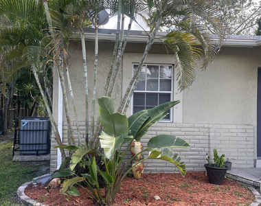1036 Nw 11th Place - Photo Thumbnail 13