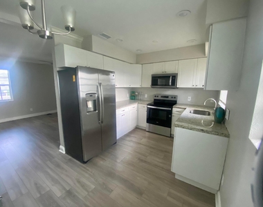 1036 Nw 11th Place - Photo Thumbnail 4